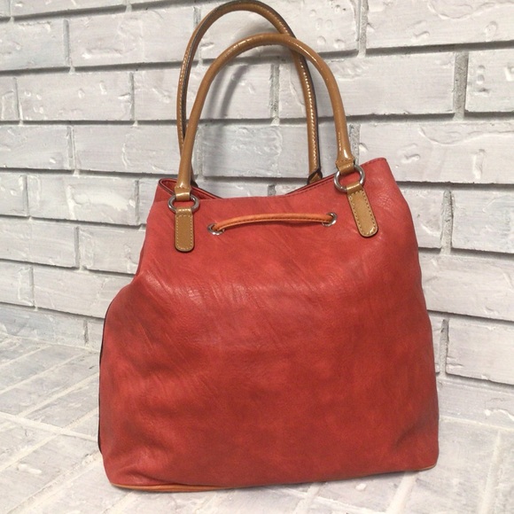 GUESS TOTE/SHOULDER BAG WITH DRAWSTRING FRINGED CLOSURE - Picture 3 of 15